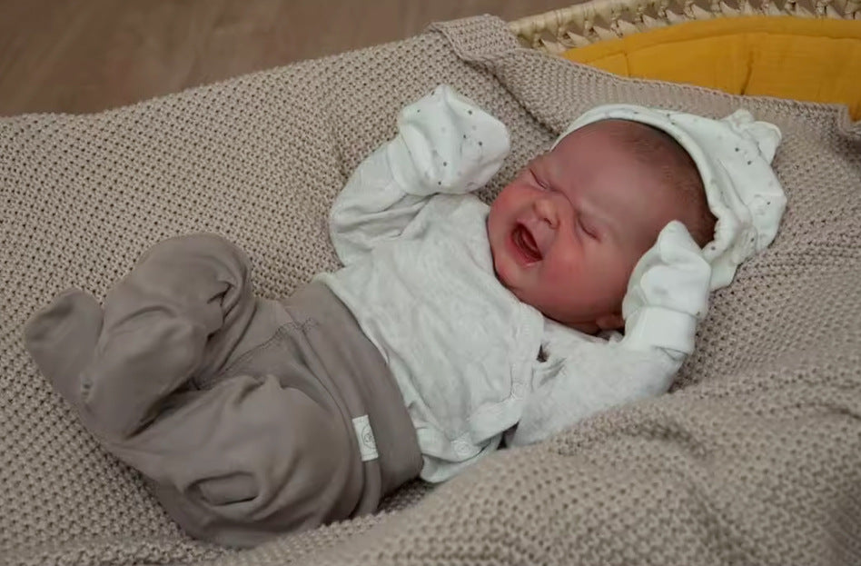 49cm Breathtakingly realistic motion! With 3D skin and visible veins, this crying doll redefines "realism"!