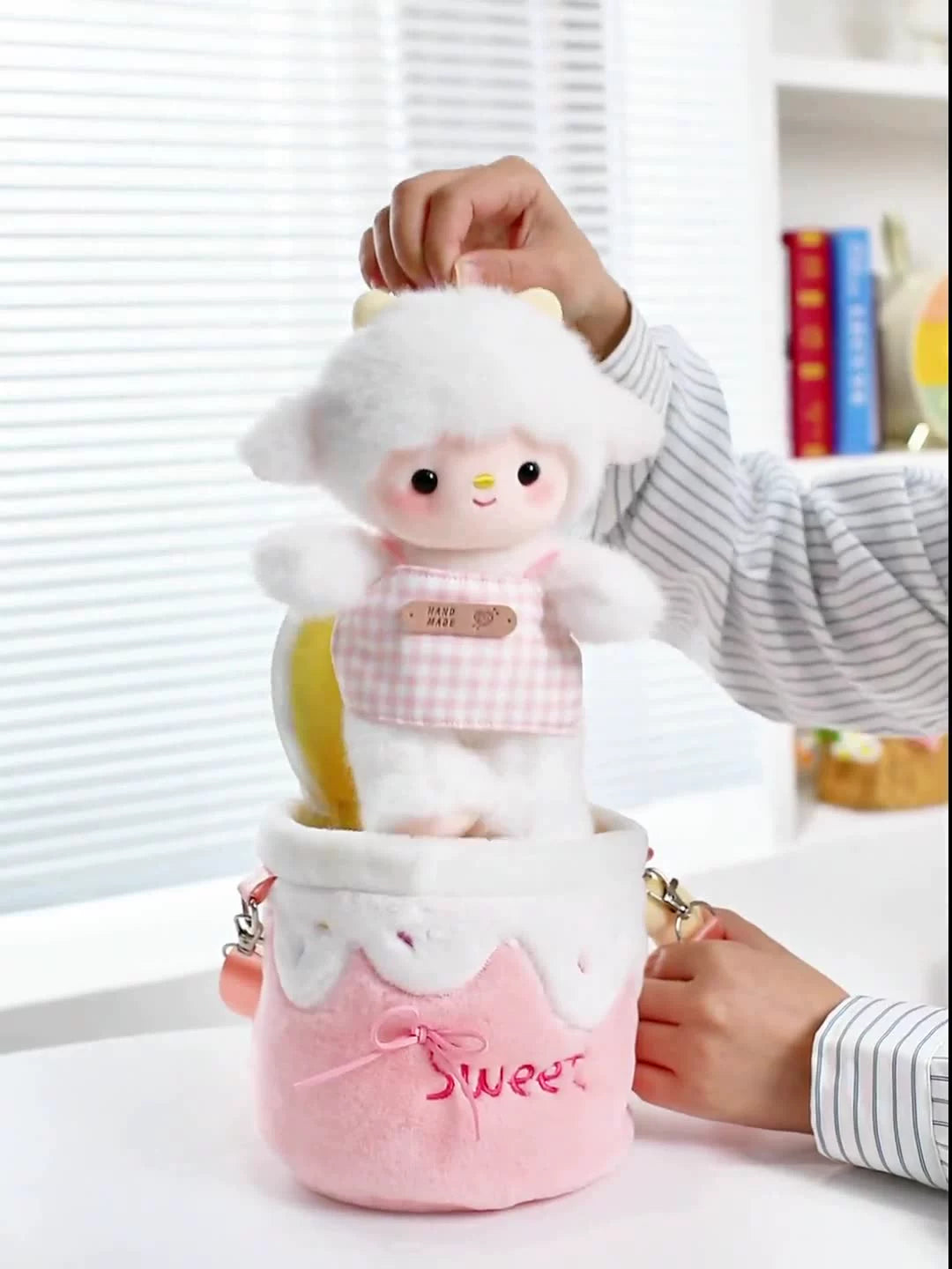 [Detachable lamb bag] Plush doll crossbody shoulder bag Cute animal doll bag Creative gift for girlfriends and couples, soothing and companionship